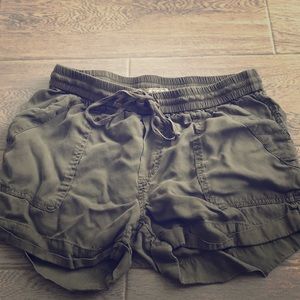 Cute stylish green shorts!